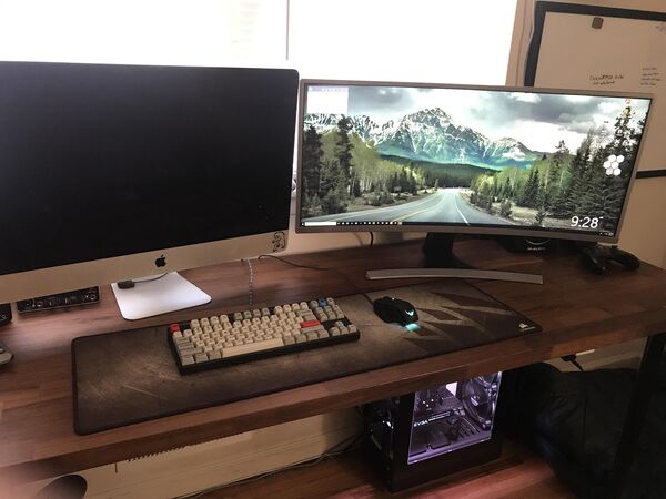 Šálka bylinkového čaju a zápisník pri okne